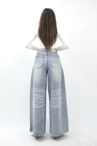 Mantente Elegante y Cómoda con Jeans Culotte de Tiro Alto Rectos Color Azul Claro 8817 que Dan un Look Moderno y Casual para el Uso Diario - Product Image 6