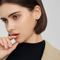 Pendientes de Titanio Puro Geométricos Clásicos TG, Acabado Cepillado Triangular, Hipoalergénicos Certificados para Orejas Sensibles Unisex