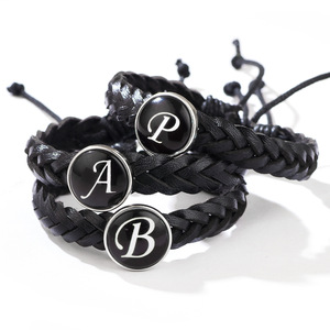 Pulsera de cuero trenzado negro con inicial, unisex, ideal para regalo. - Product Image 3