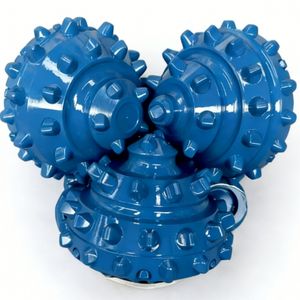 Broca Tricónica Rotatoria de Acero al Carbono Fundido para Minería Petrolera, Pozos de Agua y Roca Dura, con Dientes de Acero y Diamante Mejorados de Alta Resistencia - Product Image 1
