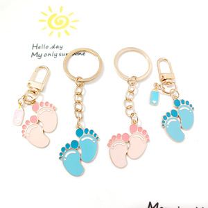 Porte-clés en alliage émaillé avec empreinte <span class=keywords><strong>de</strong></span> pied <span class=keywords><strong>de</strong></span> bébé et biberon, breloque souvenir nouveau-né, cadeau <span class=keywords><strong>de</strong></span> maternité ou <span class=keywords><strong>de</strong></span> baby shower, pendentif pour sac - Product Image 1