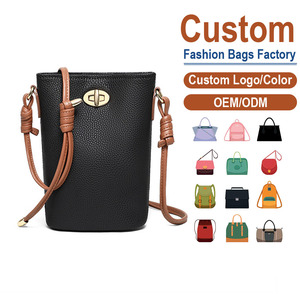 กระเป๋าหนังแท้แบบสะพายข้าง – กระเป๋าใส่โทรศัพท์สีดำลายลิ้นจี่พร้อมสายสะพายไหล่สีคาราเมลและหัวเข็มขัดโลหะรูปวงรี - Product Image 1