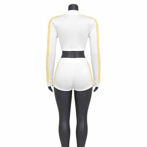 Ensemble deux pièces OEM personnalisé avec logo pour femme : survêtement, tenue <span class=keywords><strong>de</strong></span> détente, <span class=keywords><strong>haut</strong></span> court zippé à rayures et short à cordon <span class=keywords><strong>de</strong></span> serrage pour l'entraînement et le <span class=keywords><strong>jogging</strong></span> - Product Image 4