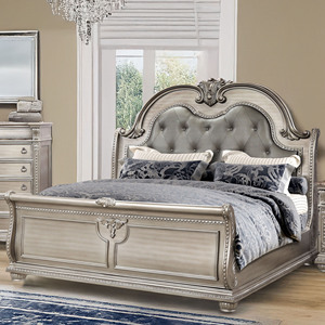 Juego de Muebles de Dormitorio de Lujo en Plata Tallada - Cama Tipo Trineo Tapizada, Cómoda y Mesitas de Noche - Product Image 1