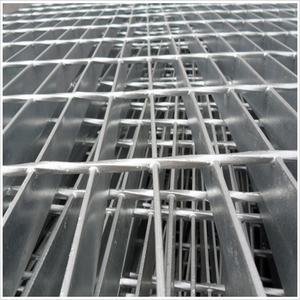 Grille en acier galvanisé 32 mm x 5 mm, capacité 2000 kg/m, anti-corrosion pour allées extérieures, services de découpe et soudure inclus Qiqian - Product Image 1