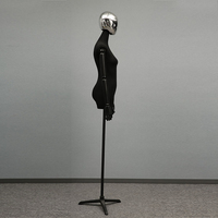 Magnifique modèle de vêtements pour femmes, Mannequin femme noir, torse debout, demi-corps, Mannequin femme pour affichage de vêtements
