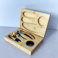 Coffret de Luxe en Bambou Gravé pour Outils à Vin avec Ouvre-Bouteille, Bec Verseur et Bouchon à Poignée Métallique – Cadeau d'Affaires ou de Mariage OEM