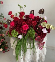 A-2013 Composition florale réaliste en soie artificielle vert et rouge bordeaux pour allée de mariage, décoration d'événements et de fêtes