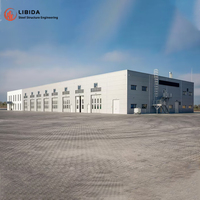 Bâtiment d'atelier préfabriqué en structure métallique, usine industrielle, bâtiment en acier, toit et murs en panneaux sandwich