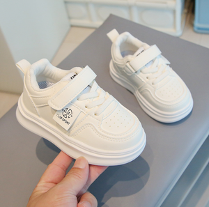 รองเท้าผ้าใบสีขาวสำหรับเด็กอนุบาล อายุ 1-3-6 ปี พื้นนุ่ม ใส่สบาย เหมาะสำหรับเด็กชายและเด็กหญิง - Product Image 5