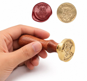 Timbro per sigillo in ceralacca ispirato al marchio del mago, regalo magico da collezione, con manico in legno e testa in ottone - Product Image 4