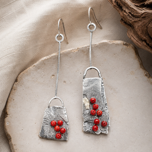 Orecchini pendenti vintage con chiusura a lucchetto rosso corallo, gioielli creativi di tendenza per donna - Product Image 3