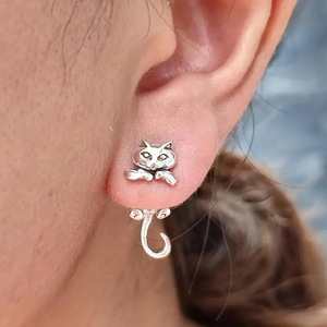 Orecchini a perno a forma di gatto carino per donna, con forma animale mobile, accessori per l'orecchio da indossare tutti i giorni - Product Image 1