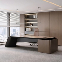 Bureau de direction de style artistique minimaliste avec design unique de pieds de table inclinés, grand format, pour espace de bureau de luxe