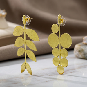 Pendientes de Aro Colgantes Étnicos Bohemios Vintage para Mujer, Chapados en Oro, de Aleación de Latón y Cobre, Hechos a Mano por Soumya Creations - Product Image 1