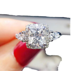 Bague de fiançailles en diamant de taille princesse créé en laboratoire avec sertissage pavé en forme de cœur, en argent 925 plaqué rhodium, style classique pour femme - Product Image 1