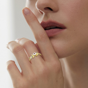 Bague florale de luxe plaquée or 18 carats avec accents de zircone rouge et verte pour femme, cadeau de mariage, bijoux élégants pour les <span class=keywords><strong>occasions</strong></span> spéciales et quotidiennes - Product Image 4