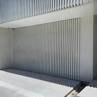 Fabricant de portes de garage à lattes de style australien sur mesure, portes sectionnelles automatiques et portes à rouleaux résidentielles pour villa