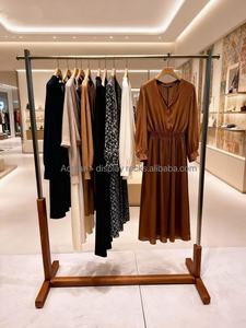 Espositore per <span class=keywords><strong>Abbigliamento</strong></span> Personalizzato in Acciaio Inox e Legno, Stand per Negozi di <span class=keywords><strong>Abbigliamento</strong></span> Femminile - Product Image 3