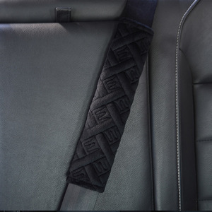 Housse <span class=keywords><strong>de</strong></span> ceinture <span class=keywords><strong>de</strong></span> sécurité <span class=keywords><strong>de</strong></span> voiture en peluche douce d'usine coussins d'épaule <span class=keywords><strong>de</strong></span> ceinture <span class=keywords><strong>de</strong></span> sécurité adaptés à toutes les sangles <span class=keywords><strong>de</strong></span> ceinture <span class=keywords><strong>de</strong></span> sécurité - Product Image 2