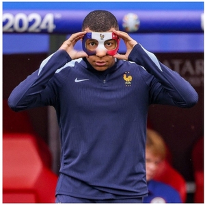 Máscara Protectora Nasal <span class=keywords><strong>de</strong></span> <span class=keywords><strong>Baloncesto</strong></span> <span class=keywords><strong>de</strong></span> Fibra <span class=keywords><strong>de</strong></span> Carbono Mbappe Francia, Campeonato Internacional <span class=keywords><strong>de</strong></span> Fútbol Europeo 2024 - Product Image 3