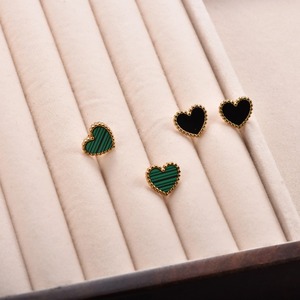 Boucles d'oreilles en forme de cœur pour femmes, boucles d'oreilles d'amour, hypoallergéniques, bijoux tendance, à porter tous les jours, cadeau pour femmes - Product Image 5