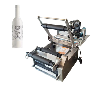 Machine d'étiquetage manuelle de bureau pour la production de lignes d'étiquetage de petits flacons, bouteilles, pots, boîtes et contenants cylindriques ronds ou ovales en verre - Product Image 3