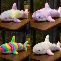Adorable Requin en Peluche Ultra Doux aux Sept Couleurs, Jouet Câlin Douillet et Coloré, Cadeau et Décoration