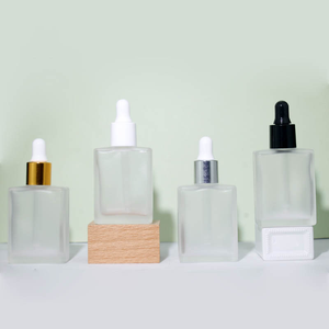 China Oem Fábrica al por mayor Esmerilado Botella de perfume de vidrio de lujo Forma cuadrada para cosméticos con cuentagotas 100% Hecho en China - Product Image 4