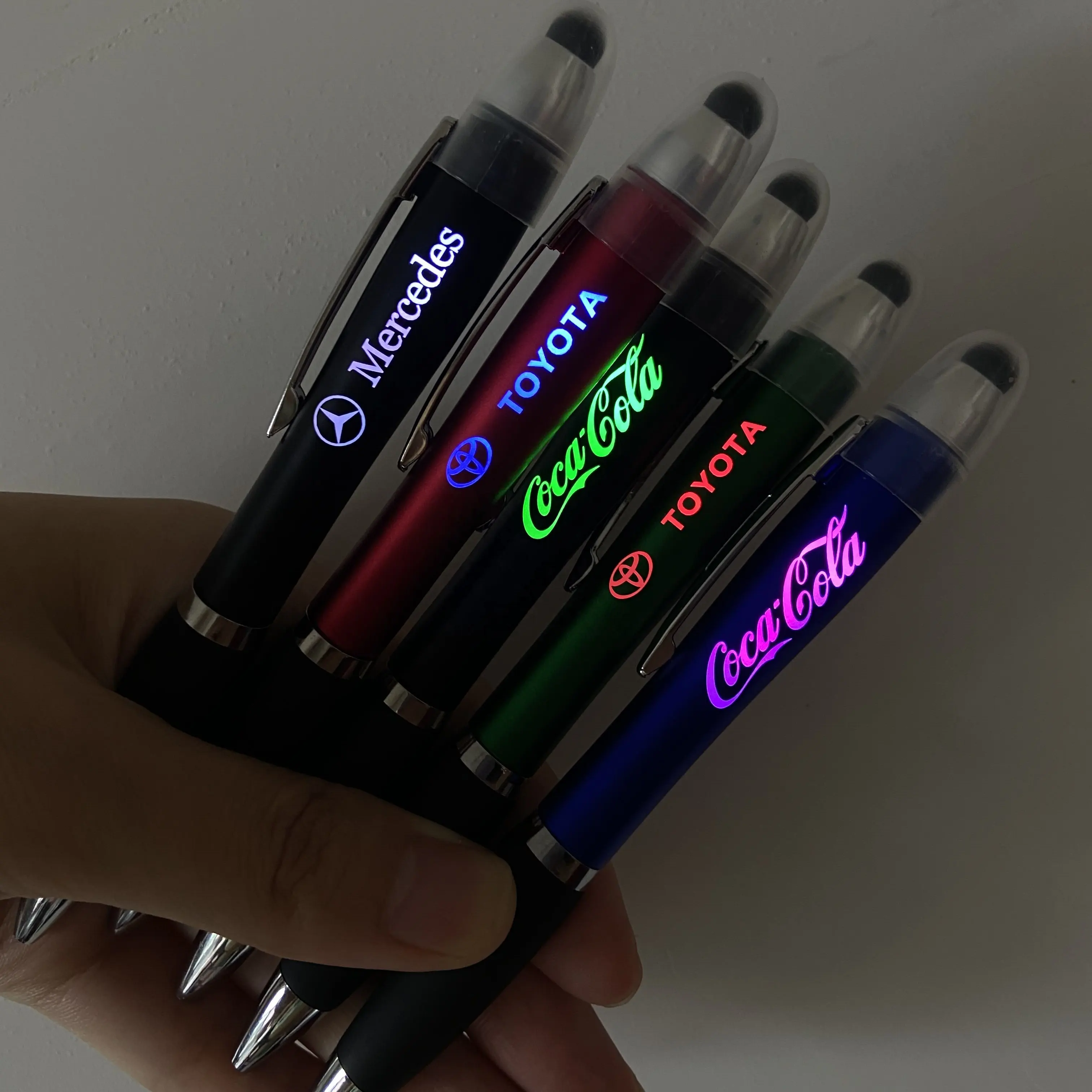 Vente en gros de stylos promotionnels personnalisés OEM avec logo personnalisé stylos à bille avec logo imprimé en plastique blanc noir bleu stylo à bille