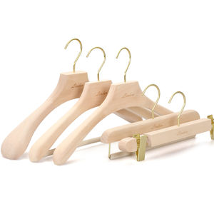 LINDON Massivholz Kleiderbügel mit Breiten Schultern in Natur, Individuelles Modedesign, Kleiderständer aus Holz, Anzugbügel - Product Image 1