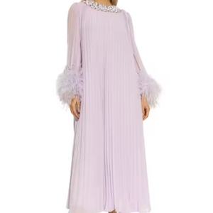 Robe de soirée longue en mousseline unie de haute qualité pour femme, style décontracté plissé avec plumes et diamants – Tissée écologiquement - Product Image 1