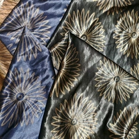 100% acétate d'imitation, tissu sergé de haute qualité avec des impressions distinctives, idéal pour créer des vêtements élégants.