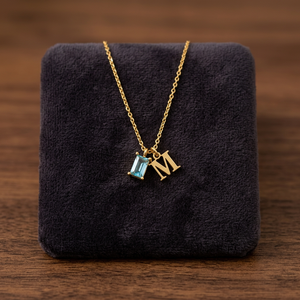 Collier personnalisé avec initiale en or et pendentif en pierre précieuse taille émeraude - Fabricant de bijoux fins sur mesure - Product Image 5