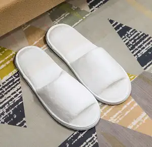 Zapatilla de spa de lujo con logotipo personalizado OEM, zapatillas desechables de hotel de terciopelo coral con punta abierta blancas baratas