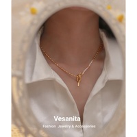 Accessoires de cou pour femmes Bijoux féminins élégants Nœud Design Petites perles naturelles Collier chaîne plaqué or 18 carats pour dames