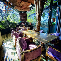 Meubles de café modernes, chaises en velours avec sculptures en bois et tables circulaires en marbre brun pour café