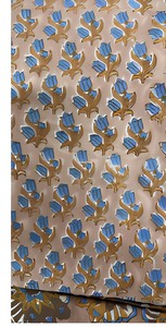 Tissu en coton imprimé à la main, motif floral Buta beige et bleu, doux et respirant, idéal pour la confection de robes, de Kurta et la décoration intérieure. - Product Image 4