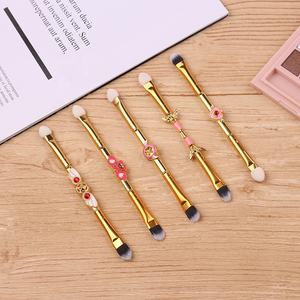 Sailor Moon / <span class=keywords><strong>Cardcaptor</strong></span> <span class=keywords><strong>Sakura</strong></span>-brocha de sombra de ojos de doble cabeza, conjunto de brochas de maquillaje doradas, regalo de maquillaje diario - Product Image 1