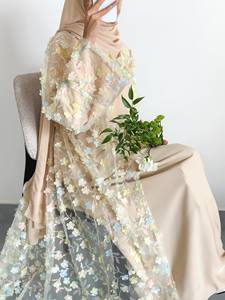 Set Abaya Elegante e Modesto con Vestito Interno e Mantella Esterna Floreale Trasparente per Donne Musulmane, Moda Islamica - Product Image 5