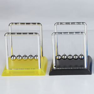 Berceau <span class=keywords><strong>de</strong></span> <span class=keywords><strong>Newton</strong></span> amusant avec cadre métallique et base en plastique plaqué pour enfants et adultes - Jouet relaxant et décoration d'intérieur - Product Image 3