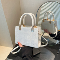 2025 nouvelle mode et sacs de créateurs de luxe tissé poignée supérieure sacs à bandoulière femmes élégant et élégant carré sac à main
