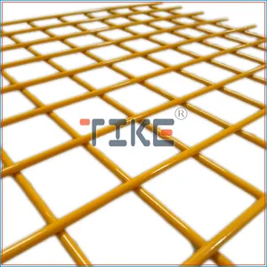 شبكة شبكية من الحديد المطلي باللون الأصفر وتتميز بأنها مربعة الشكل