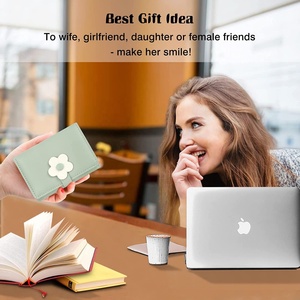 กระเป๋าสตางค์ของขวัญสุดพิเศษสำหรับสาวๆ ผู้หญิง ดีไซน์มินิมอล หนัง PU ลายดอกไม้ ช่องใส่บัตรหลายช่อง ช่องใส่บัตรประชาชน ช่องใส่เหรียญ ปิดด้วยซิป - Product Image 5