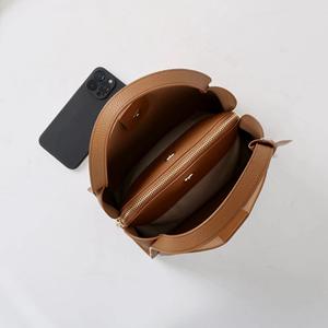 Sac à bandoulière en cuir véritable de litchi imperméable pour femme, forme seau, à ouverture unique, tendance, Guangzhou - Product Image 5