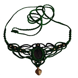 Collar Colgante de Macramé Verde Hecho a Mano con Engaste de Piedra Oscura, Bañado en Bronce Antiguo, Gargantilla Boho para Mujer - Product Image 1