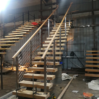 Escalier droit décoratif à double poutre avec garde-corps en câble et marches en chêne