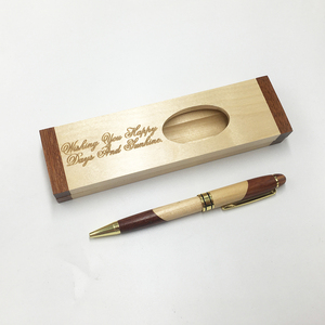 Set di Penne Regalo in <span class=keywords><strong>Legno</strong></span> Ecologico con Incisione Personalizzata, <span class=keywords><strong>Penna</strong></span> <span class=keywords><strong>a</strong></span> <span class=keywords><strong>Sfera</strong></span> in Acero e Palissandro con Astuccio in <span class=keywords><strong>Legno</strong></span> - Product Image 4