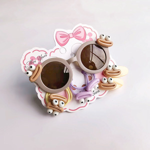 Nouvel ensemble de 7 pièces 2026 : Lunettes de soleil UV400 pour enfants, motif dessin animé mignon et original, avec bandeau et pince à cheveux à grande bouche - Product Image 4