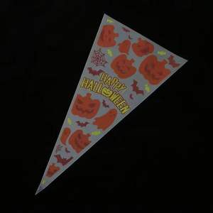 Sac cadeau d'Halloween triangulaire avec éléments d'horreur, idéal pour emballer les biscuits et les bonbons - Product Image 4